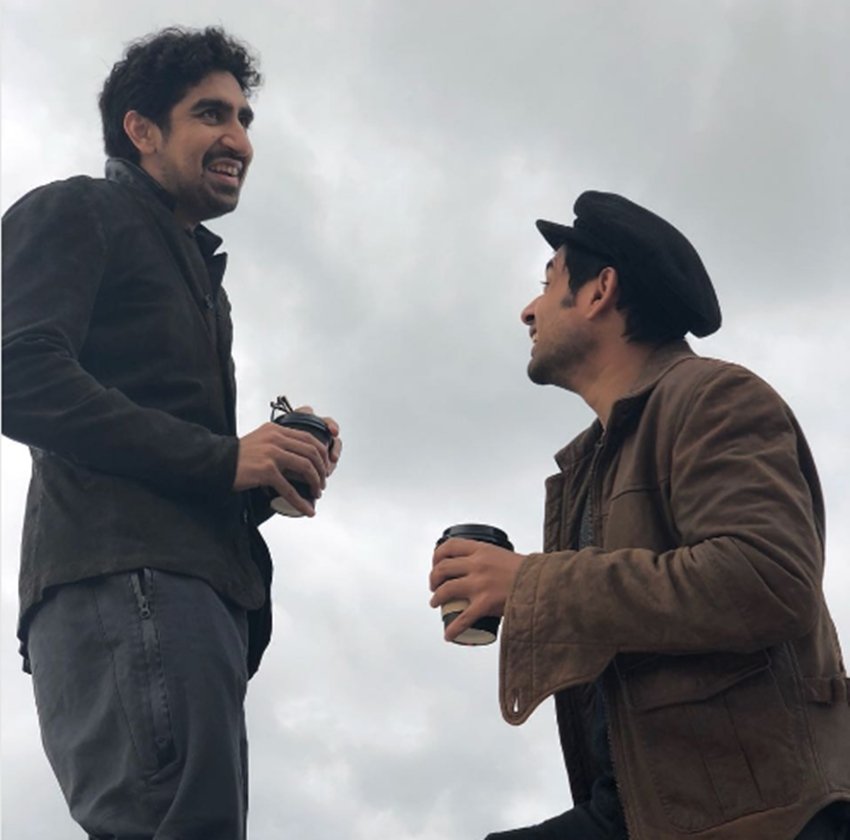 फिल्म ब्रहास्त्र के सेट से एक तस्वीर शेयर करते हुए हुसैन ने लिखा, 'बाबा और मैं'।