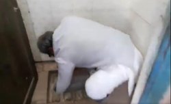 VIDEO: टॉयलेट में हाथ डालकर बीजेपी सांसद ने की सफाई, ट्विटर पर शेयर किया वीडियो