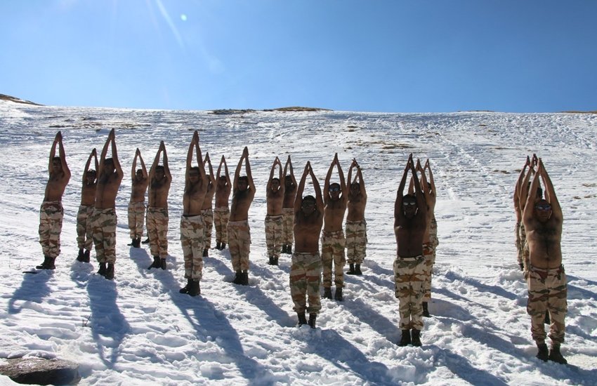 हिमालय की बर्फीली पहाड़ियों पर योगा करते ITBP के जवान। तस्वीर ITBP ने ट्वीट की है। हिमालय की बर्फीली पहाड़ियों पर योगा करते ITBP के जवान। तस्वीर ITBP ने ट्वीट की है।