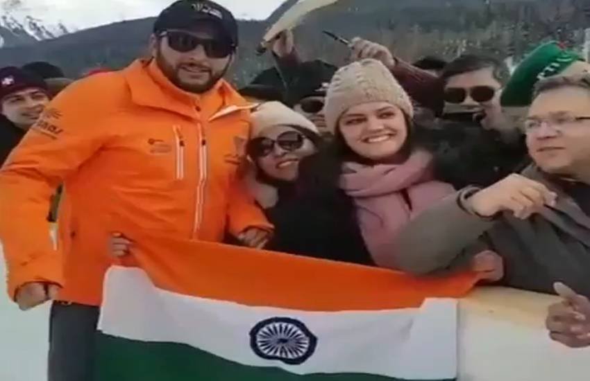 भारतीय फैन के साथ शाहिद अफरीदी।