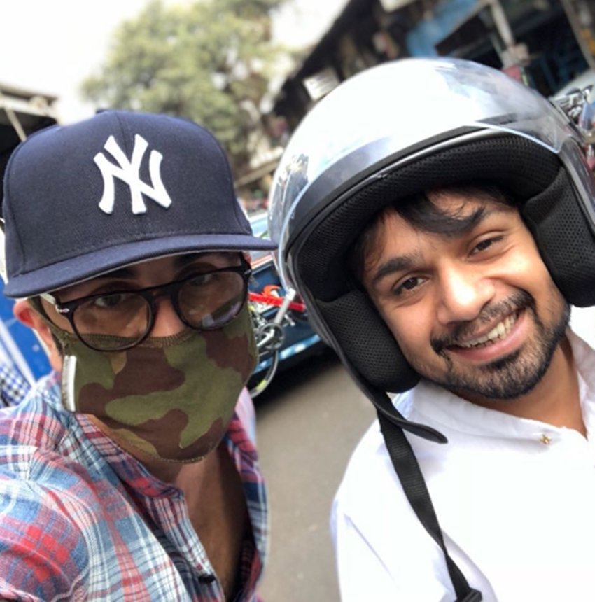 इस तस्वीर को अपने सोशल अकाउंट इंस्टाग्राम पर शेयर करते हुए हुसैन ने लिखा, 'रणबीर और मैं हम दोनों बाइक पर सवार होकर मुंबई के भिंडी बाजार में गए।'