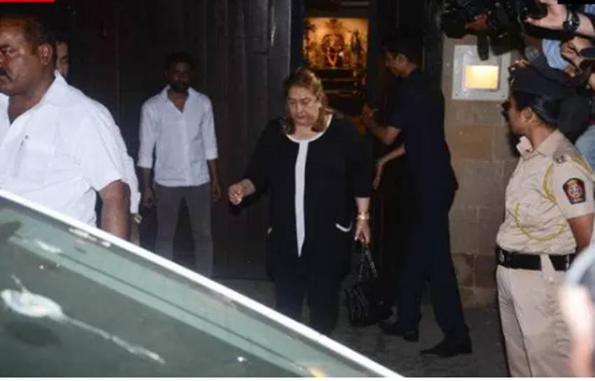 Sridevi Funeral: मुंबई पहुंचा श्रीदेवी का पार्थिव शरीर, घर पर उमड़ी बॉलीवुड की सबसे बड़ी हस्तियां