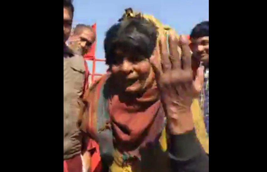 तस्वीर वायरल वीडियो का स्क्रीनशॉट है। तस्वीर वायरल वीडियो का स्क्रीनशॉट है।