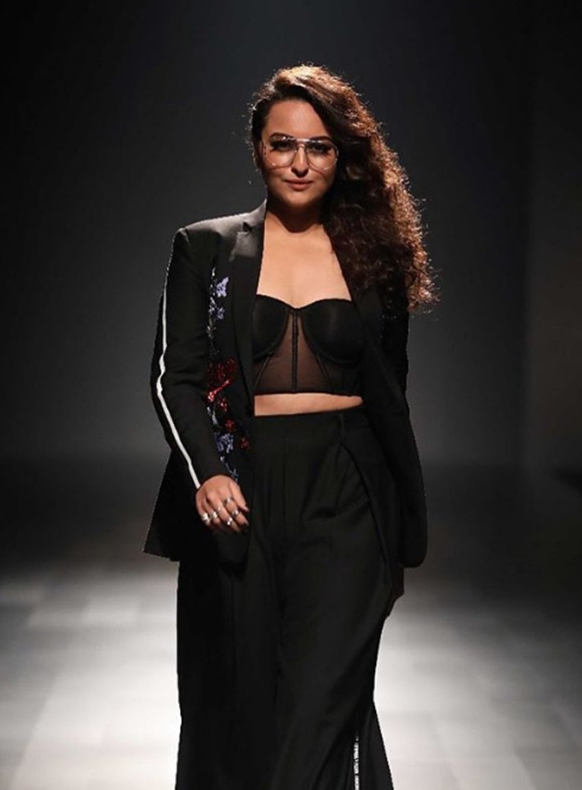 Lakme Fashion Week 2018, Kriti Sanon, Karan Johar, Sonakshi Sinha, Yami Gautam, Tapsi Pannu, bollywood celebs walk on ramp in LFW, Lakme Fashion Week 2018 ramp walk, celebs walk on ramp in LFW, entertainment news, bollywood news, bollywood news, entertainment, entertainment news, bollywood news, bollywood news, entertainment news