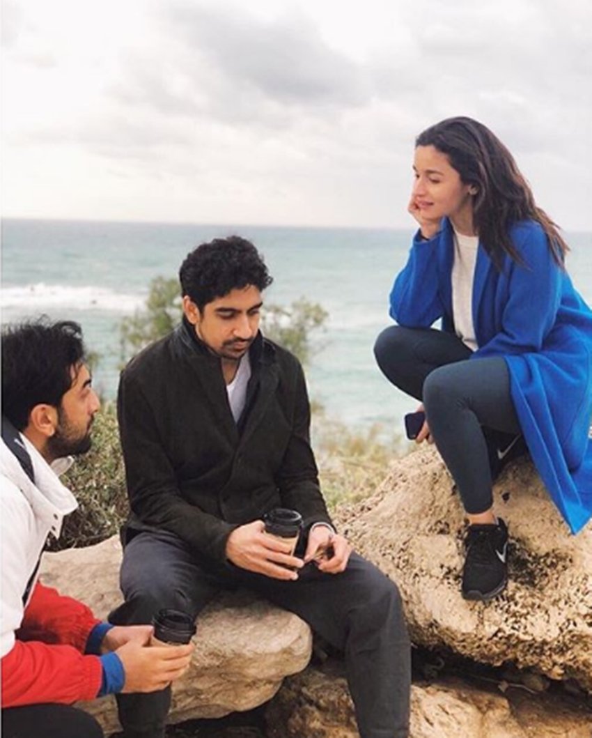कुछ वक्त पहले आलिया भट्ट ने भी अपने इंस्टाग्राम अकाउंट से ये तस्वीर शेय र की थी। तस्वीर में रणबीर कपूर भी उनके साथ हैं।