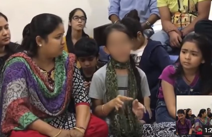 तस्वीर वीडियो का स्क्रीनशॉट है। तस्वीर वीडियो का स्क्रीनशॉट है।