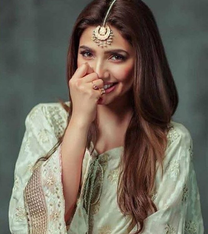 Mahira Khan, Lux Style Awards 2018, Pakistani Actress, Mahira Khan look stunning, Mahira Khan in an award function, beautiful pictures of Mahira Khan, entertainement news, entertainmnet news, bollywood news, television news, entertainmnet news, bollywood news, television news