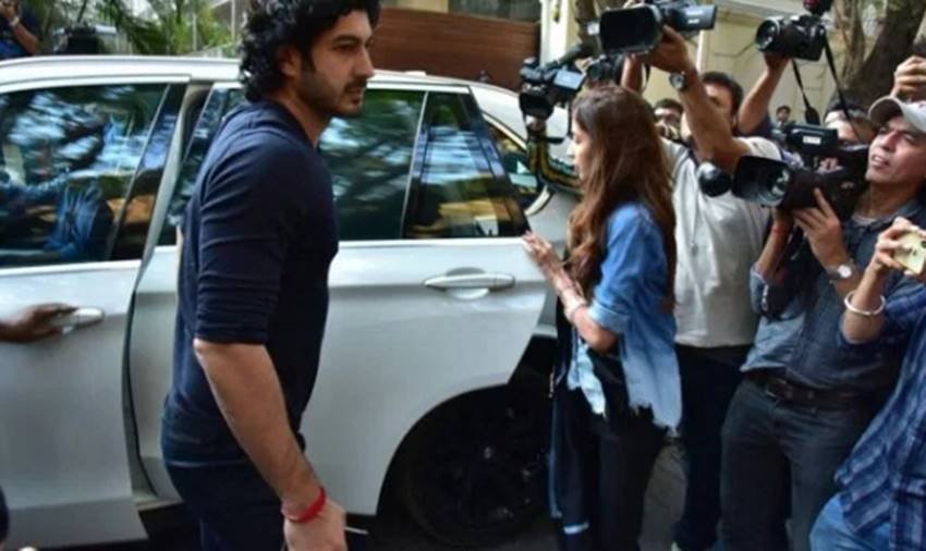 Sridevi Funeral: मुंबई पहुंचा श्रीदेवी का पार्थिव शरीर, घर पर उमड़ी बॉलीवुड की सबसे बड़ी हस्तियां