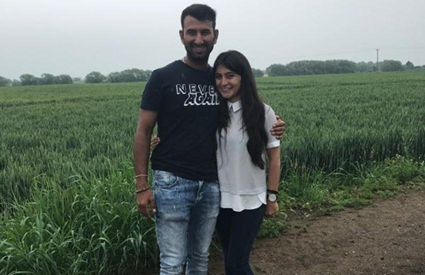 पत्नी पूजा के साथ चेतेश्वर पुजारा ने अपनी ये फोटो ट्वीट की है।