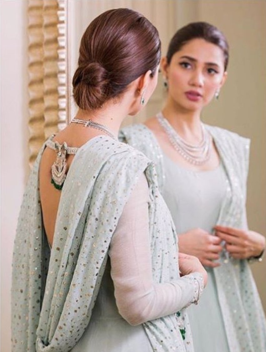 Mahira Khan, Lux Style Awards 2018, Pakistani Actress, Mahira Khan look stunning, Mahira Khan in an award function, beautiful pictures of Mahira Khan, entertainement news, entertainmnet news, bollywood news, television news, entertainmnet news, bollywood news, television news