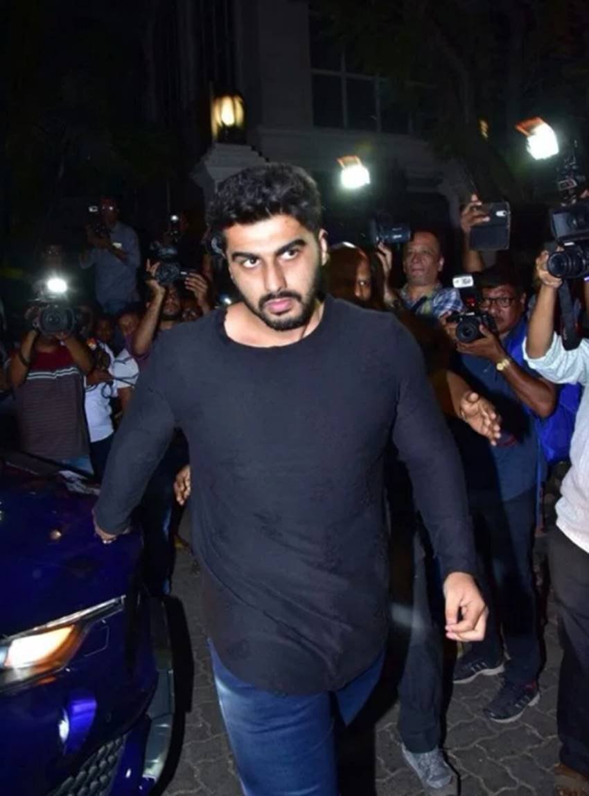 Sridevi Funeral: मुंबई पहुंचा श्रीदेवी का पार्थिव शरीर, घर पर उमड़ी बॉलीवुड की सबसे बड़ी हस्तियां
