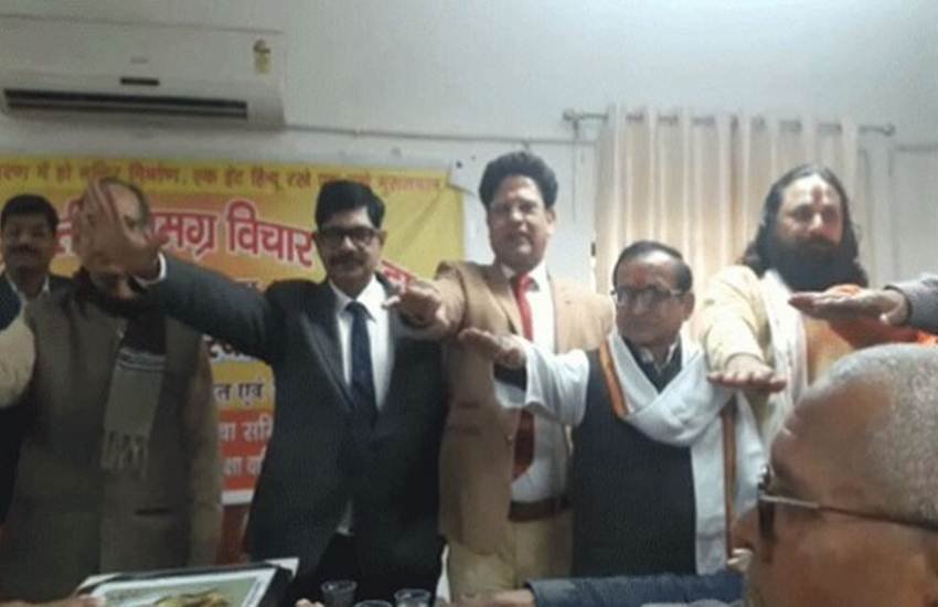 काले सूट में सूर्य कुमार शुक्ला। तस्वीर वीडियो से ली गई है।