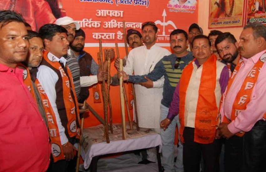 मुजफ्फरनगर में वैलेंटाइन डे के विरोध में लट्ठ पूजन करते शिवसैनिक।