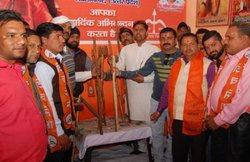 Valentine Day 2018: वैलेंटाइन डे के विरोध में शिवसेना ने की लाठियों की पूजा