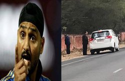 सड़क पर पेशाब करते पकड़े गए बीजेपी के मंत्री तो हरभजन सिंह ने यूं लताड़ा