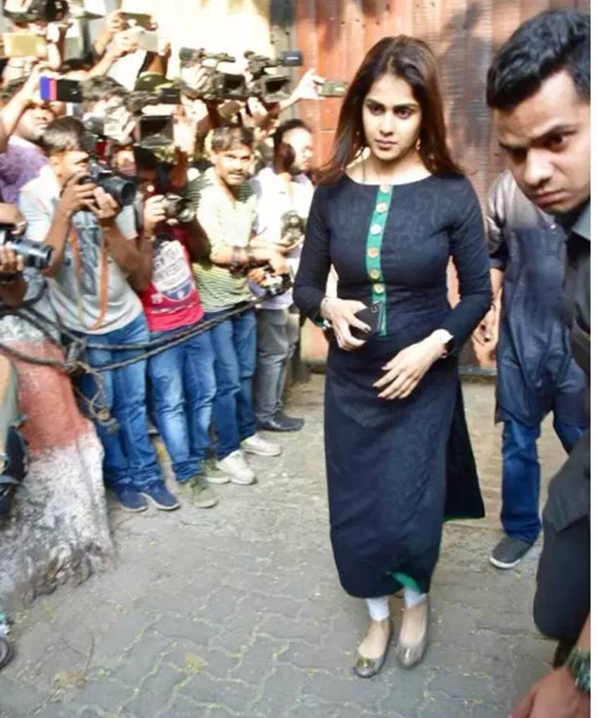Sridevi Funeral: मुंबई पहुंचा श्रीदेवी का पार्थिव शरीर, घर पर उमड़ी बॉलीवुड की सबसे बड़ी हस्तियां