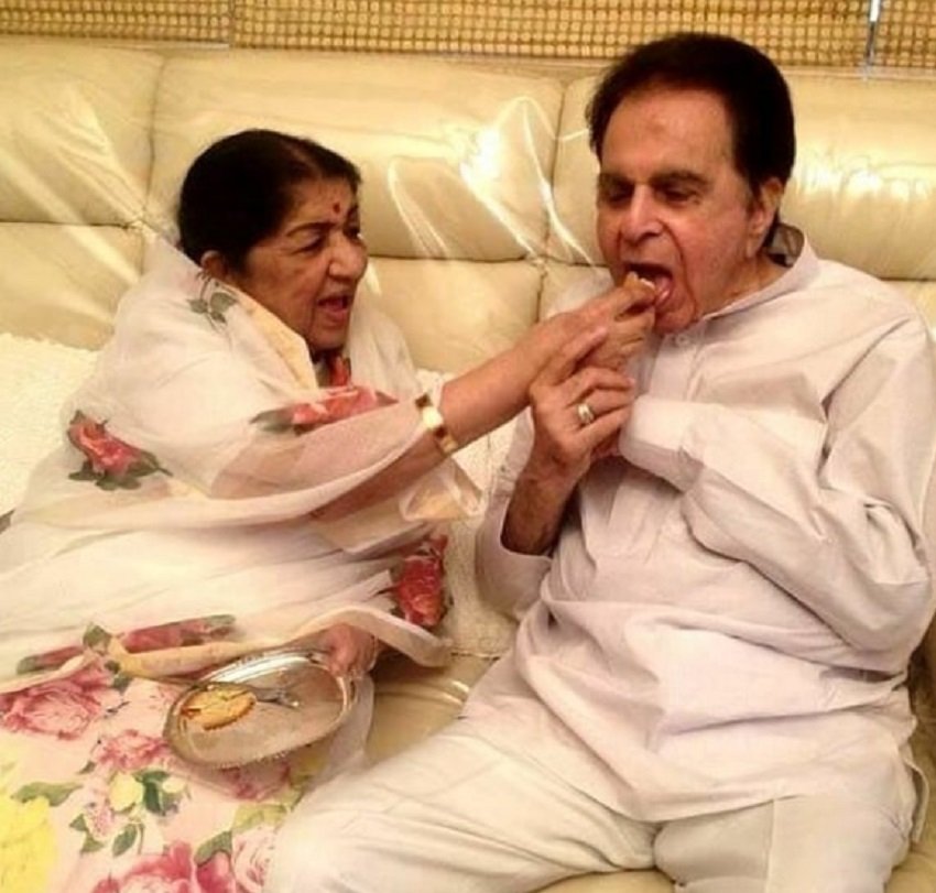 Dilip Kumar, Shah Rukh khan, dilip kumar son, shah rukh khan visit to dilipkumar place,bollywood news, television news, entertainment news in hindi, bollywood news