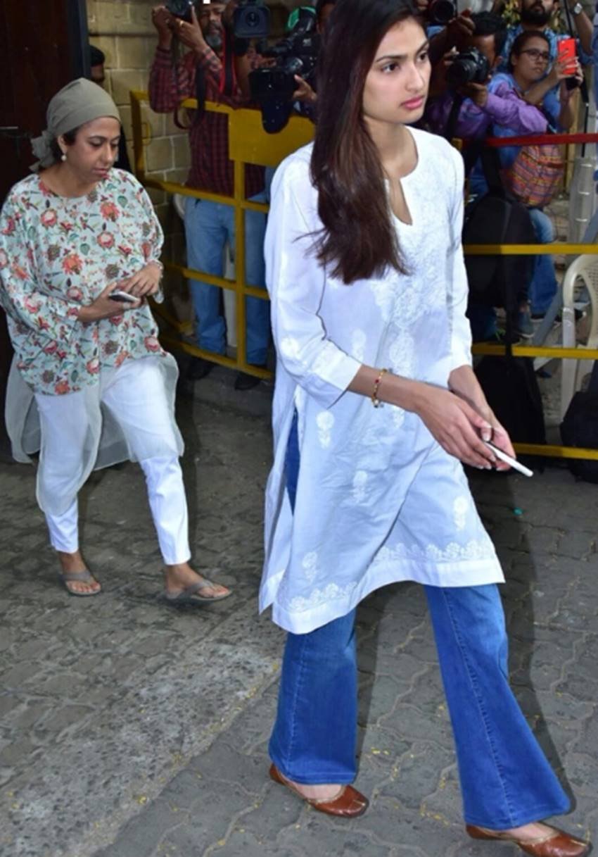 Sridevi Funeral: मुंबई पहुंचा श्रीदेवी का पार्थिव शरीर, घर पर उमड़ी बॉलीवुड की सबसे बड़ी हस्तियां