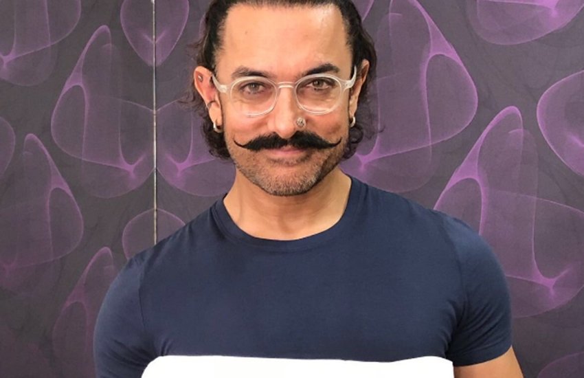 Padman, Twinkle Khanna, Akshay Kumar, Aamir Khan, Aamir Khan took a picture in social media, aamir khan hold a pad in social media, aamir on twitter, Twinkle Khanna, aamir give shahrukh PadManChallenge, salman khan, amitabh bachchan, PadManChallenge, bollywood news, television news, bollywood news, television news, enteratinment news, bollywood news, television news