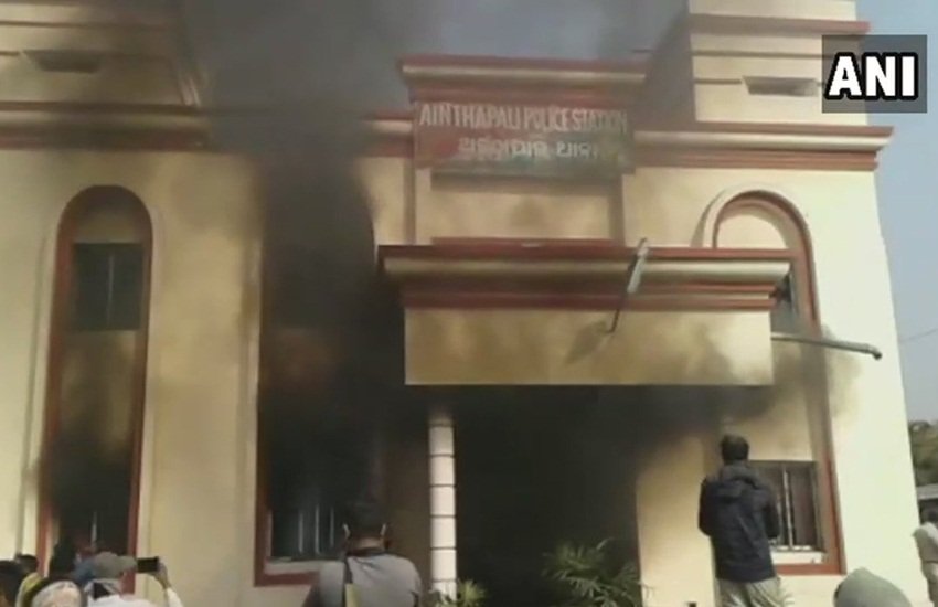 ओडिशा: हिरासत में आरोपी की मौत के बाद लोगों ने पुलिस थाने को फूंक दिया। (फोटो सोर्स - एएनआई)