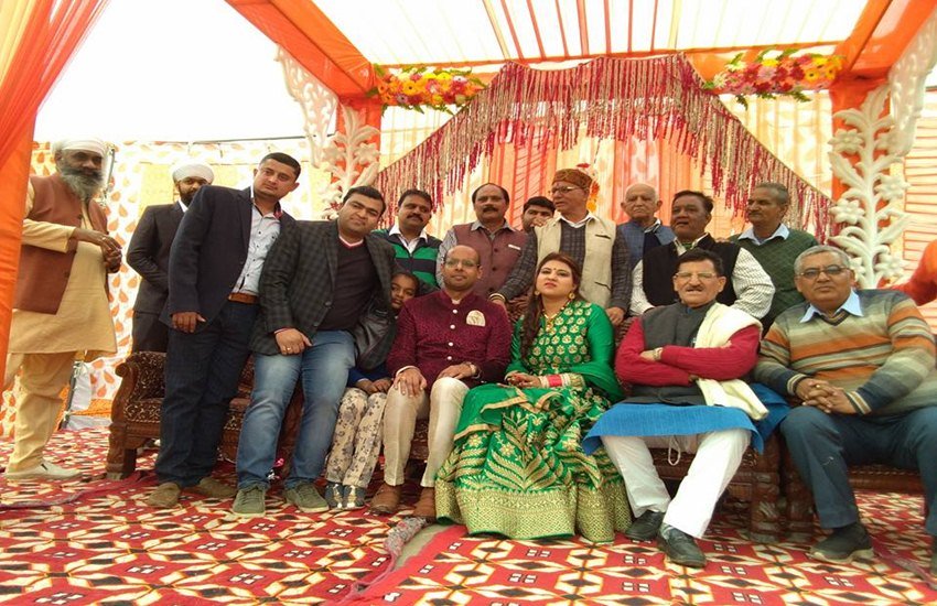 बीजेपी के राष्ट्रीय उपाध्यक्ष अविनाश राय खन्ना ने गोशाले में रखा बेटे की शादी का रिसेप्शन (फोटो सोर्स- ट्विटर/@Avinash_RKhanna)