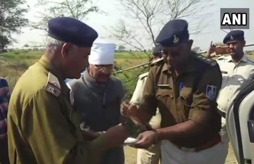 मध्य प्रदेश पुलिस ने बीजेपी विधायक शैलेंद्र जैन को आचार संहिता का उल्लंघन करने पर नोटिस थमाया। (फोटो सोर्स- एएनआई)