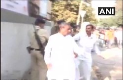 वीडियो: भाजपा विधायक के सामने बेटे और समर्थक की गुंडागर्दी, टोलकर्मी को पीटा