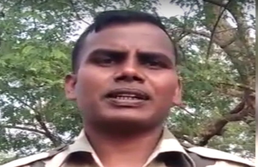वीडियो में अजय कुमार कहते हैं, "मैं अजय कुमार हूं। बीएसएफ में भारत-बांग्लादेश सीमा पर तैनात हूं। मैं देश की सुरक्षा कर रहा हूं लेकिन मेरे परिवार को सुरक्षा नहीं मिल रही है।