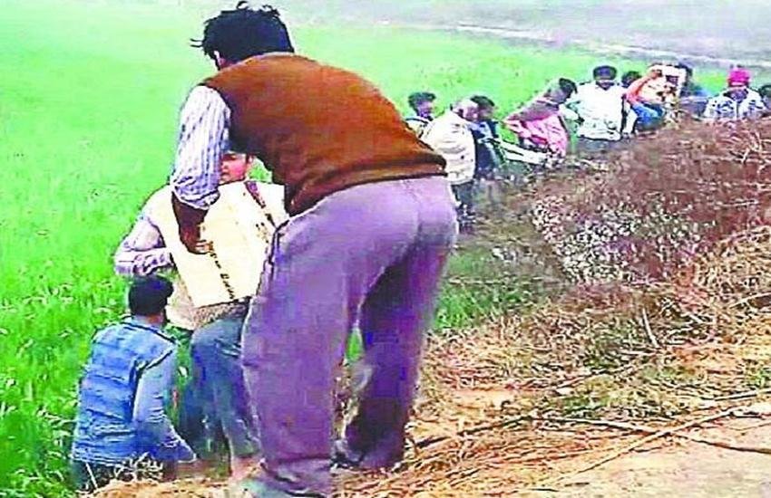 बागपत में ट्रक पलटने पर कुछ यूं ग्रामीणों में मची शराब की लूट( फोटो-सोशल मीडिया) बागपत में ट्रक पलटने पर कुछ यूं ग्रामीणों में मची शराब की लूट( फोटो-सोशल मीडिया)