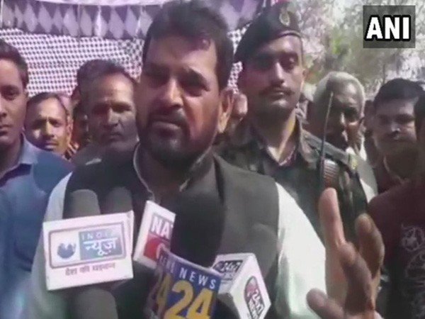 पजाब नेशनल बैंक के घोटाला मामले में मुख्य विपक्षी दल कांग्रेस की ओर से लगातार किए जा रहे हमले पर कैसरगंज से भाजपा सांसद बृजभूषण शरण सिंह ने पलटवार करते हुए कहा कि कुत्ते भौंकते रहते हैं और हाथी अपनी चाल चलता जाता है। पजाब नेशनल बैंक के घोटाला मामले में मुख्य विपक्षी दल कांग्रेस की ओर से लगातार किए जा रहे हमले पर कैसरगंज से भाजपा सांसद बृजभूषण शरण सिंह ने पलटवार करते हुए कहा कि कुत्ते भौंकते रहते हैं और हाथी अपनी चाल चलता जाता है।