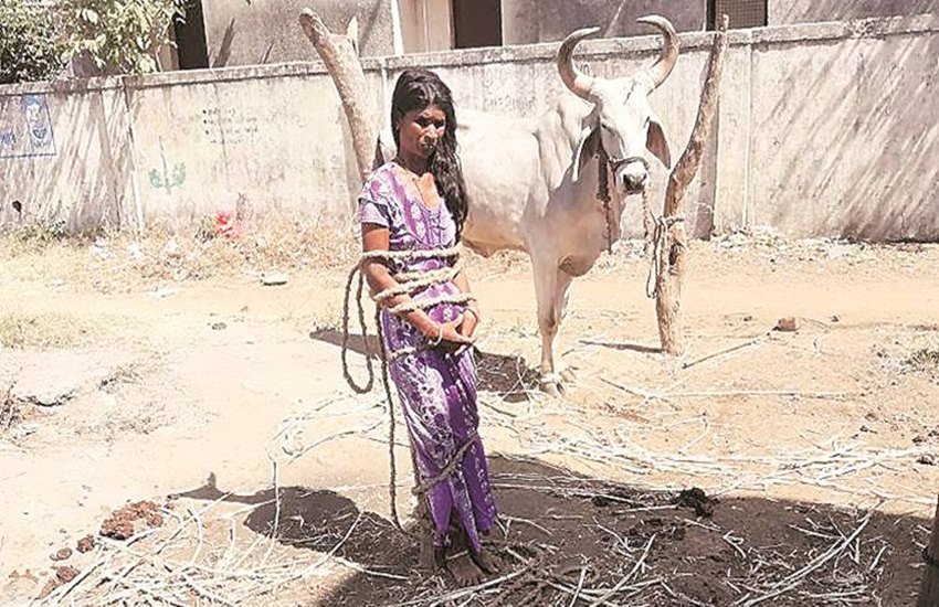 खूंटे से बांधकर आदिवासी महिला की पीटा गया (एक्सप्रेस फोटो)