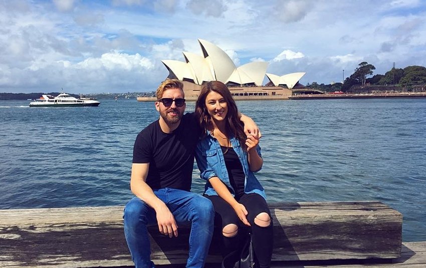 लाइव स्ट्रीमिंग के वक्त आने वाले सबस्क्रिप्शन, विज्ञापन और स्पांसर की वजह से उन्हें इस काम के आठ लाख रुपए मिलते हैं।