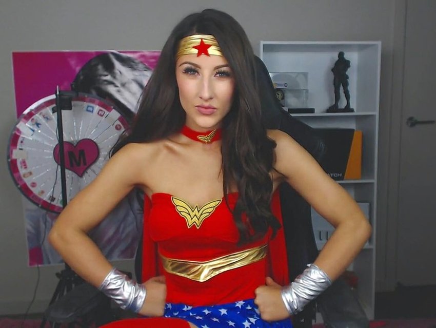 समय के साथ वह इस क्षेत्र में माहिर होती गईं और अच्छे-खासे रुपए कमाने लगीं। उन्हें लाइव देखने वालों की संख्या में भी इसी के साथ इजाफा हो लगा।