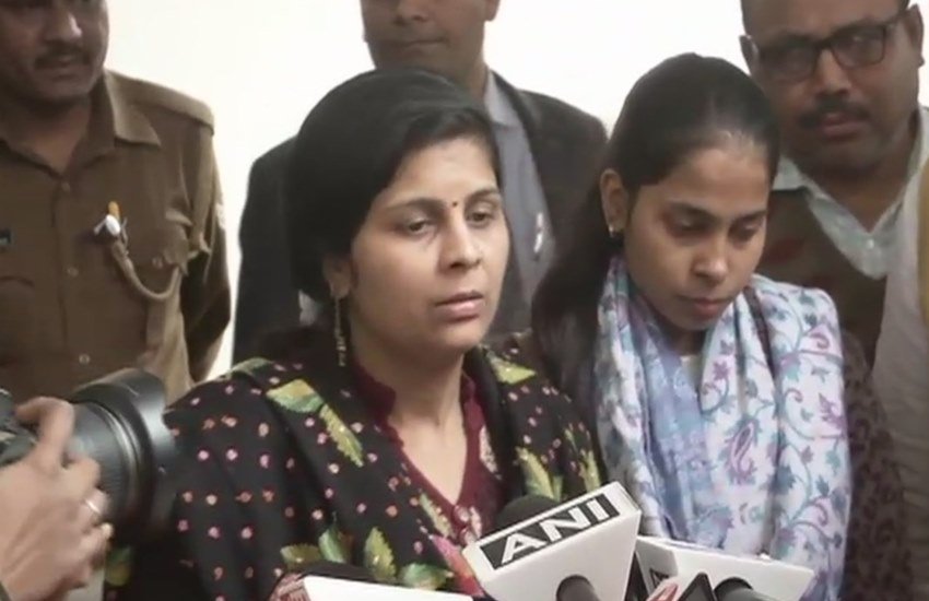 कासगंज हिंसा में मारे गए चंदन की बहन। (फोटो सोर्स: एएनआई) 