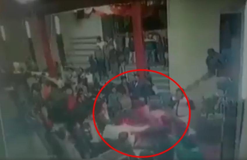 डीजे ने नहीं बजाया 10 बजे के बाद गाना, मेहमानों ने मिलकर पीटा; देखें वीडियो डीजे ने नहीं बजाया 10 बजे के बाद गाना, मेहमानों ने मिलकर पीटा; देखें वीडियो