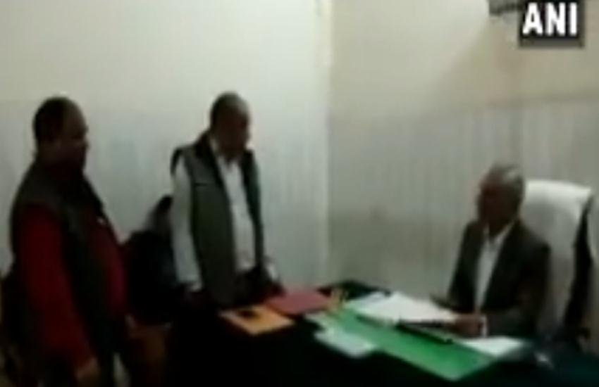 काम में लापरवाही को लेकर सहारनपुर के डीएम का गुस्सा उनके अफसरों पर फूटा। (फोटोः एएनआई) 
