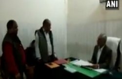 VIDEO: डीएम ने अफसर को दी धमकी, तुम्हारा गला काट देंगे