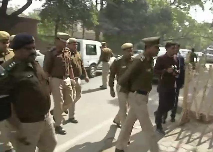 तलाशी अभियान के दौरान दिल्ली पुलिस ने सीएम के घर में वॉशरूम तक की तलाशी ले ली थी। (फोटोः एएनआई)
