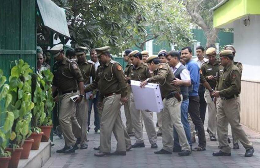 दिल्ली के सीएम अरविंद केजरीवाल के घर शुक्रवार को तलाशी लेने 90 अफसरों का दस्ता पहुंचा था। (एक्सप्रेस फोटो) दिल्ली के सीएम अरविंद केजरीवाल के घर शुक्रवार को तलाशी लेने 90 अफसरों का दस्ता पहुंचा था। (एक्सप्रेस फोटो)