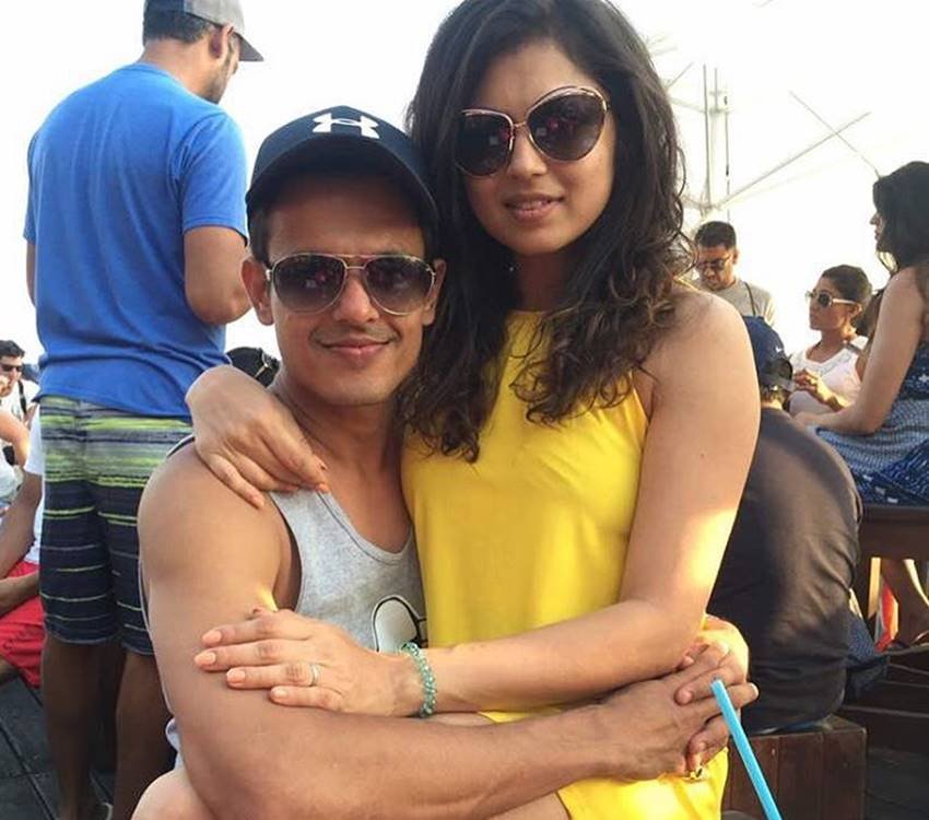 दृष्टि और बिजनेसमैन नीरज खेमका की शादी 21 फरवरी, 2015 को मुंबई में हुई थी। इस फोटो में दृष्टि और नीरज खेमका लिपलॉक करते नजर आ रहे हैं। यह फोटो सोशल मीडिया पर काफी वायरल हो रही है।(फोटो सोर्स- इंस्टाग्राम)