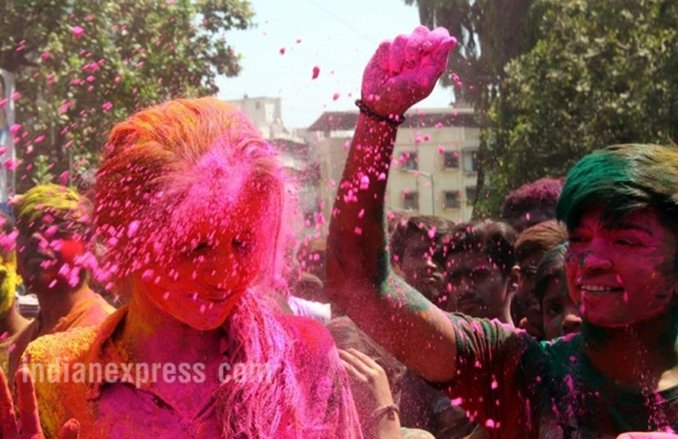 Happy Holi 2018: भारत की इन 5 जगहों की होली है दुनियाभर में प्रसिद्ध, जानिए इन जगहों के बारे में…