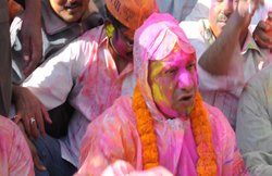 लट्ठमार होली में जाएंगे आदित्य नाथ, मुस्लिम नेता बोले- ईद भी मनाइए