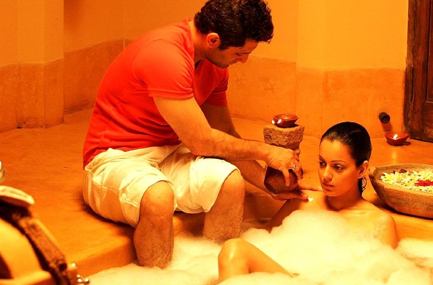 Kangana Ranaut, Kangana Ranaut Bold Scenes, Kangana Ranaut Bold Pictures, Kangana Ranaut Hot Pics, Kangana Ranaut Movies, Kangana Ranaut Topless, Kangana Ranaut Emraan Hashmi