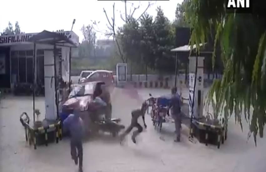 कार हादसे में एक शख्स गंभीर रूप से जख्मी हो गया। (फोटो सोर्स - एएनआई)