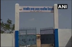 स्कूल के बाहर कर रहे थे बातचीत, अचानक निकाली तलवार और काट दिया लड़की का गला