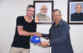 Kevin Pietersen, Kevin Pietersen Meets, Raman Singh, Raman Singh meets, Chhattisgarh Chief Minister, Chhattisgarh Chief Minister Raman Singh, Former Cricketer, Wild Animals, Conserve Wild Animals, sport news