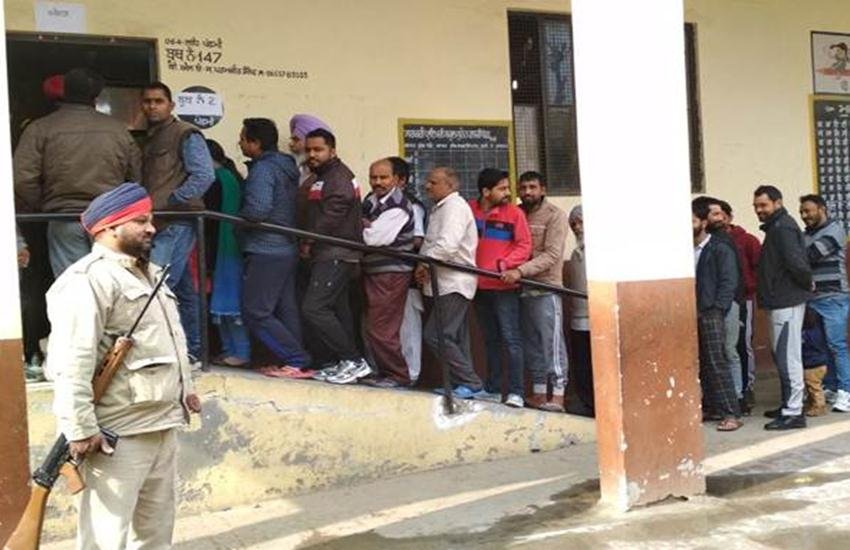 Ludhiana Municipal Corporation Polls: लुधियाना में शनिवार को मतदान के लिए पोलिंग बूथ के बाहर कतार में खड़े मतदाता। (एक्सप्रेस फोटोः गुरमीत सिंह)