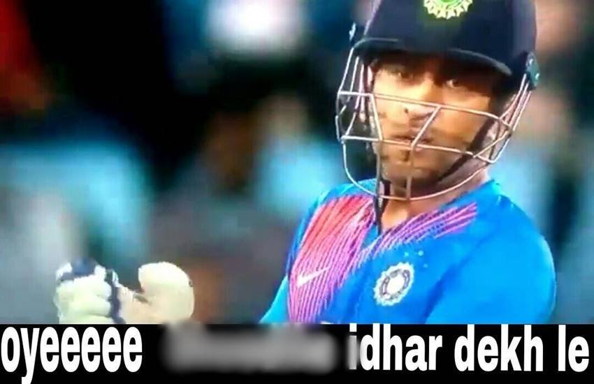 दूसरे टी20 के दौरान मनीष पांडे पर बरसे महेंद्र सिंह धौनी। (Photo: Twitter/SET India)