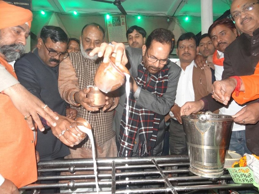 नकवी ने कहा कि एक इस्लामिक देश में मंदिर का शिलान्यास करना ऐतिहासिक काम है और इससे प्रधानमंत्री ने जनता को बड़ा संदेश दिया है। (फोटो सोर्स- ट्विटर)