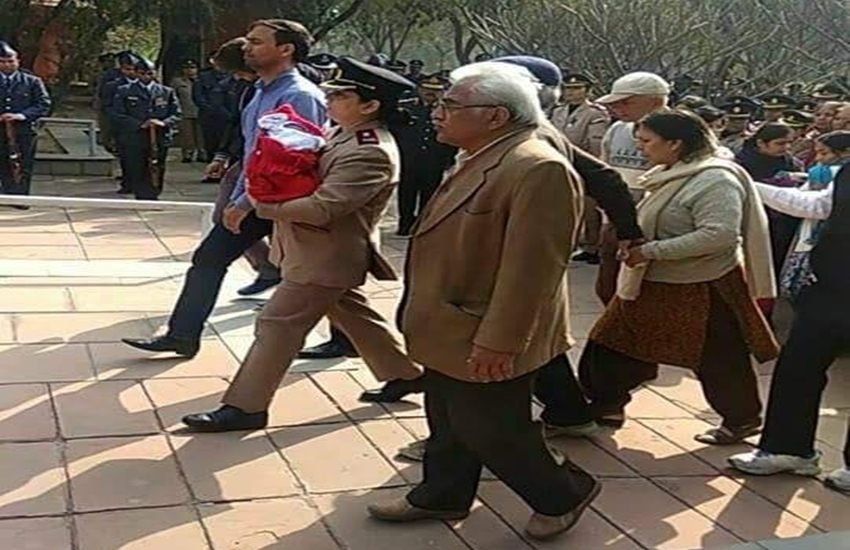 शहीद विंग कमांडर पति को इस अंदाज में अंतिम विदाई देने पहुंचीं मेजर पत्नी कुमुद डोगरा( (Source: Indian Defence/ Facebook)